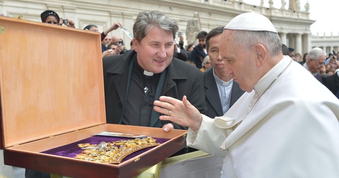 Papież Franciszek pobłogosławił koronę dla obrazu Matki Bożej Popowskiej 4 marca w Watykanie