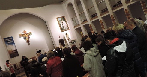 Pielgrzymi płockiego Klubu Inteligencji Katolickiej na modlitwie w sanktuarium Męczeństwa bł. ks. Jerzego Popiełuszki we Włocławku