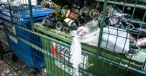 Noworodek płakał na śmietniku