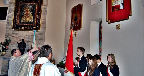 Ks. prał. Marek Jarosz dokonuje poświęcenia i okadzenia nowych relikwii i obrazów w kościele parafii św. Maksymilina Marii Kolbego