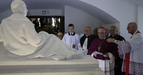Poświęcenia odnowionych krypt dokonał biskup Roman Marcinkowski.