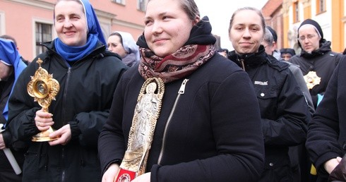 Od psychologii grobu do radości nadziei