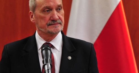 Macierewicz: W poniedziałek zostanie przedstawiony raport, który stwierdza zniszczenie samolotu eksplozją