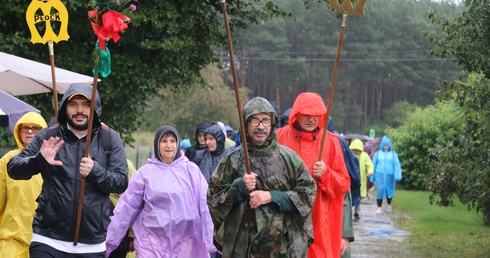 Deszczowa modlitwa pielgrzyma