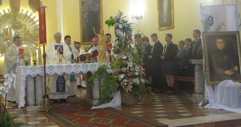 Bp Piotr Libera przewodniczył Mszy św. w kościele ojców pasjonistów, gdzie znajduje się grób o. Bernarda Kryszkiewicza, kandydata na ołtarze