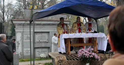Msza św. pod przewodnictwem bp. Piotra Libery na cmentarzu zabytkowym w Płocku w uroczystość Wszystkich Świętych