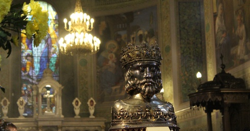 Relikwie św. Zygmunta, patrona Płocka, w prezbiterium płockiej bazyliki katedralnej