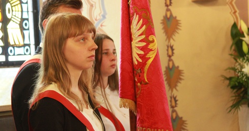 Poczet sztandarowy w czasie uroczystości 90. rocznicy nadania pierwszego sztandaru szkole w Dzierzążni