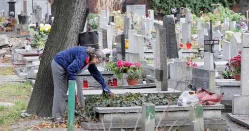 Śląskie. Policja apeluje o rozsądek w Święta Wielkanocne. Wizyta na cmentarzu? "Tylko jeśli niezbędna"