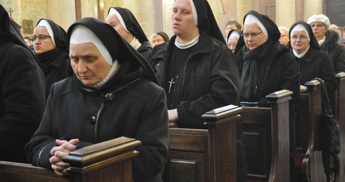 Siostry pasjonistki na modlitwie w płockiej katedrze