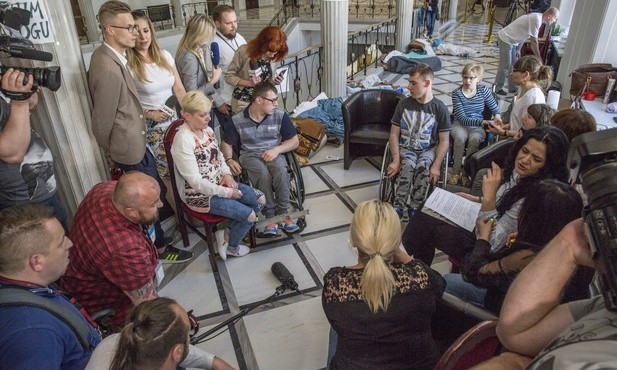 Kolejne rozmowy przedstawicieli rządu z niepełnosprawnymi protestującymi w Sejmie