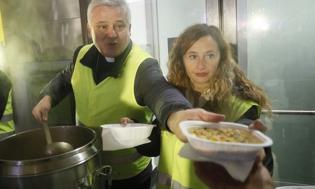 Kard. Krajewski na pogrzebie bezdomnej Polki