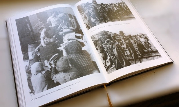 Album o Powstaniu Warszawskim w Muzeum Niepodległości