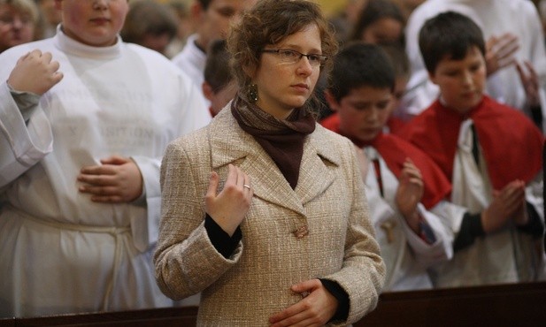 Znak krzyża to nie pusty rytuał. Oznacza chęć rozpoczęcia w imię Trójjedynego Boga....