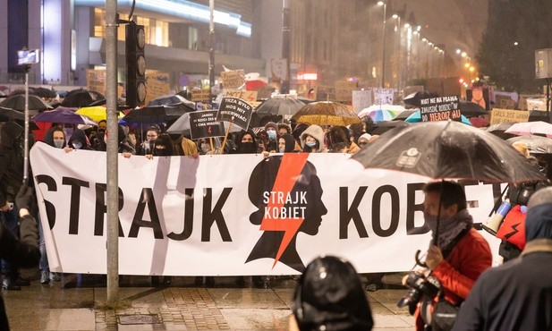 Naukowcy obliczyli, o ile wzrośnie liczba zakażeń po protestach