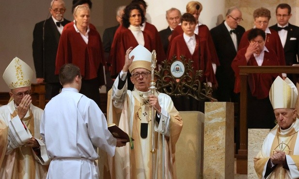 Abp Skworc: Bóg jest taki, że może się stać dzieckiem