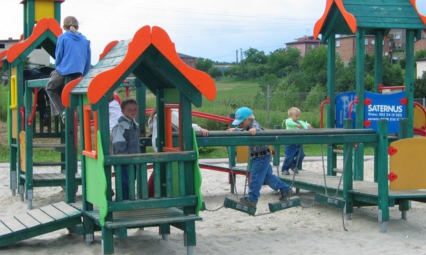 Nie płacą podatków? Dzieci nie wejdą na plac zabaw