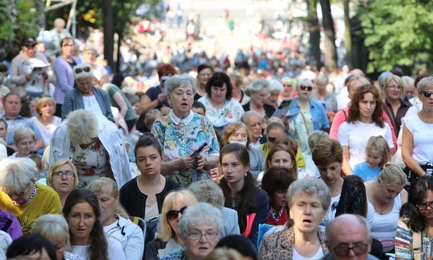 Abp Wiktor Skworc zaprasza kobiety do Piekar Śląskich