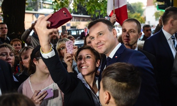 Prezydent wciąż z dużym poparciem, a rząd?