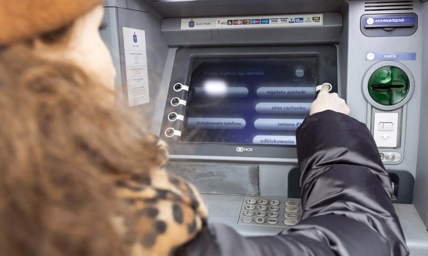 Przy bankomacie