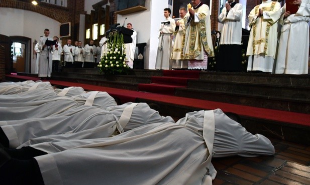 Kard. Baldisseri dementuje: synod nie będzie wstępem do zniesienia celibatu