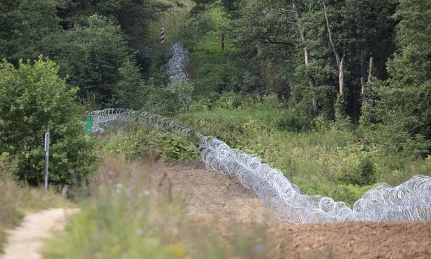 SG: Polski żołnierz ranny podczas czwartkowego ataku migrantów na polską granicę