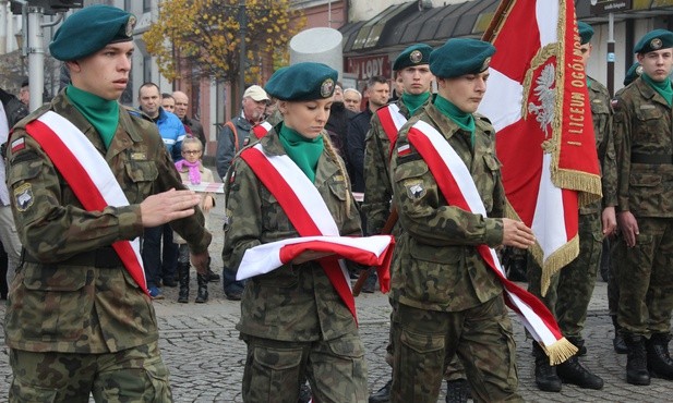 Reprezentacja z LO PUL w Płocku za chwilę zawiesi polską flagę