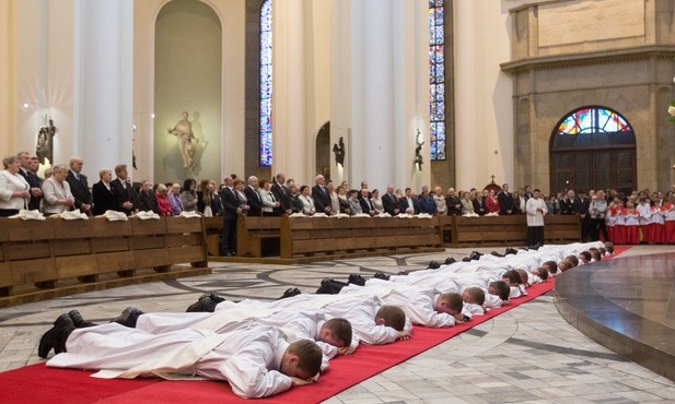 Księża będą inkardynowani do ruchów kościelnych?