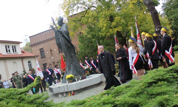 Modlitwa przy pomniku św. Jana Pawła II w Płocku