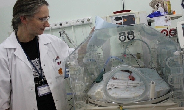 Doktor Hanna Duda, ordynator Oddziału Neonatologicznego w Wojewódzkim Szpitalu Zespolonym w Płocku przy noworodku, umieszczonym w inkubatorze