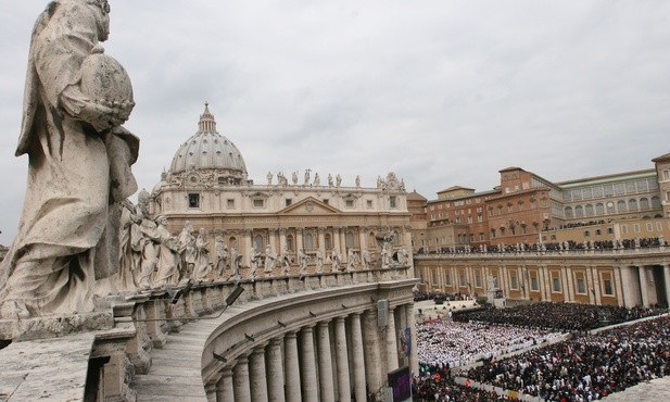 Tysiące wiernych na papieskiej mszy na placu Świętego Piotra