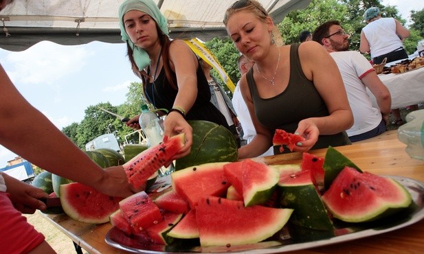 Arbuz. Ma, niestety dużo cukrów prostych, ale wody też :)