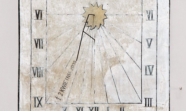 zegar słoneczny na kościele w Wadowicach