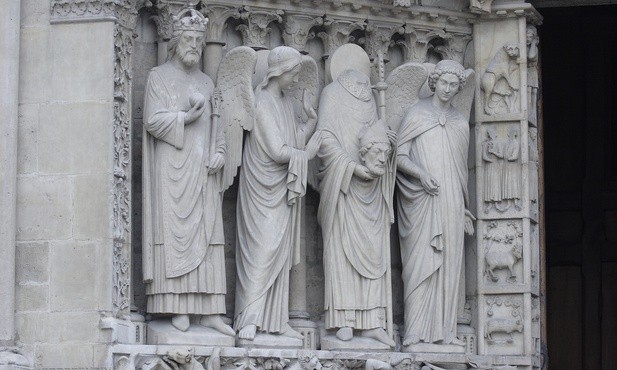 Zdobienia na zewnątrz paryskiej katedry Notre Dame