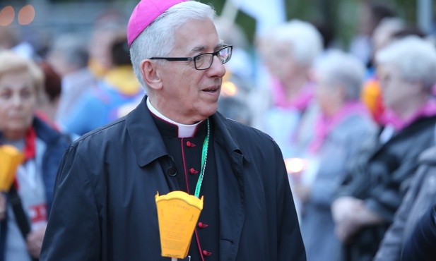 Abp Skworc: A może by tak zmienić godziny odprawiania niedzielnych Mszy?