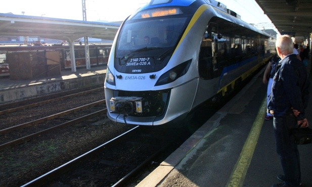 Stanęło 12 pociągów pasażerskich w trzech województwach
