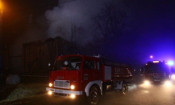 Katowice. Pożar pustostanu. Trzy osoby ucierpiały