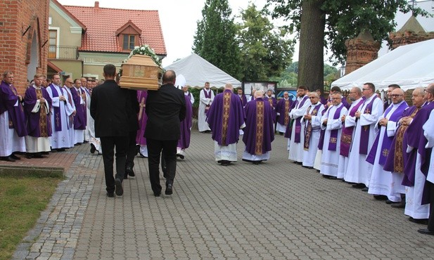 Pożegnanie ks. Jacka Darmofalskiego - uśmiechniętego księdza z gitarą