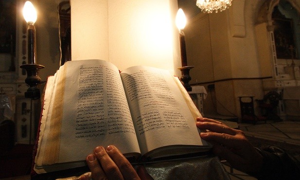 W Syrii chrześcijanie czytają Biblię po arabsku