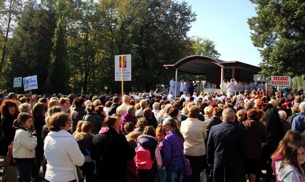 Po raz trzeci prawie 4 tys. różańcowych pątników z całej diecezji wypełniło sanktuarium Matki Bożej Smardzewskiej