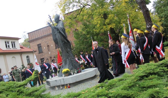 Modlitwa przy pomniku św. Jana Pawła II w Płocku