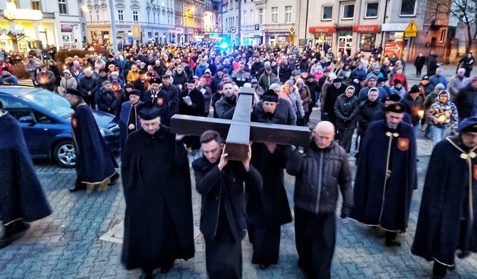 Gliwice. Droga Krzyżowa ulicami miasta i apel: Nigdy więcej wojny!