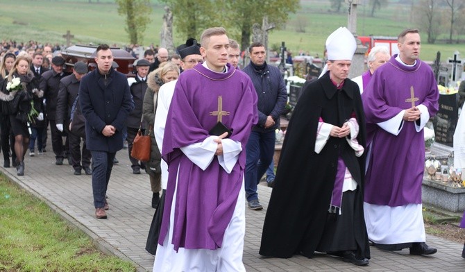 Liturgii pogrzebowej przewodniczył bp Mirosław Milewski.