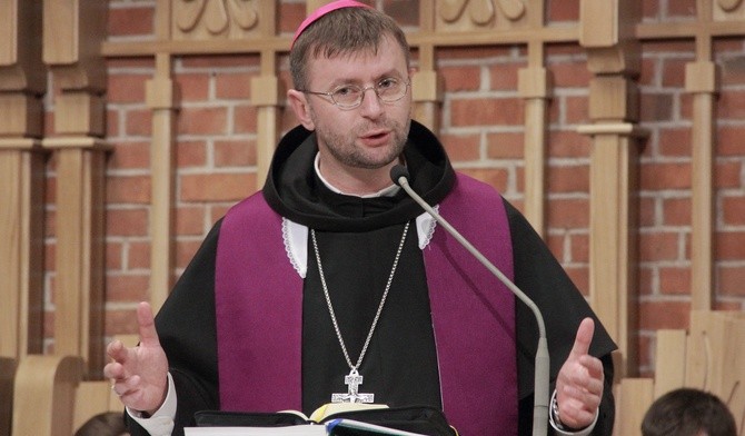 Bp Edward Kawa OFMConv w Oświęcimiu: o wojnie, cierpieniu, modlitwie i nadziei