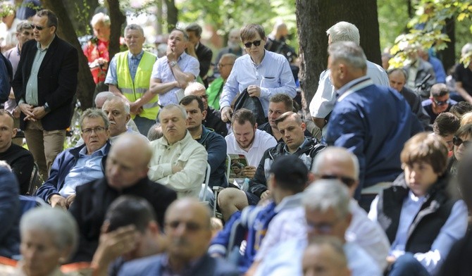  Wiara Polaków – zmiany pokoleniowe, przyspieszająca sekularyzacja