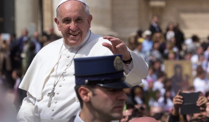 Papież na Anioł Pański: strzeżmy się dyktatury działania 