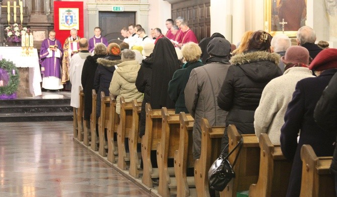 W płockiej kolegiacie z bp. Piotrem Liberą modlili się liturgią godzin księża, siostry zakonne, klerycy WSD i mieszkańcy Płocka