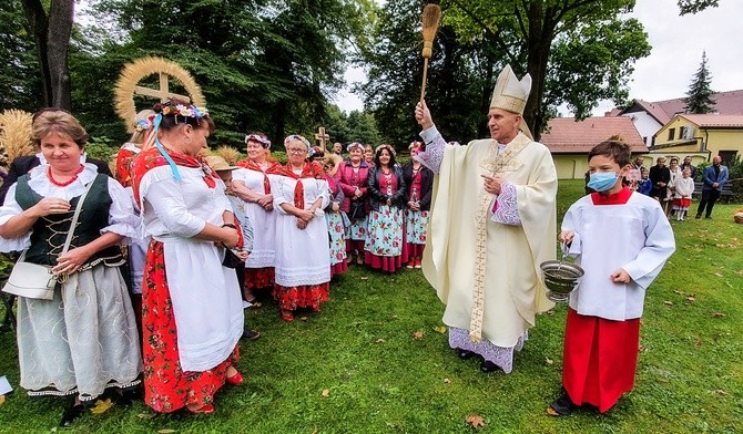 Dziękczynienie za plony i konkurs koron żniwnych na dożynkach w Rudach