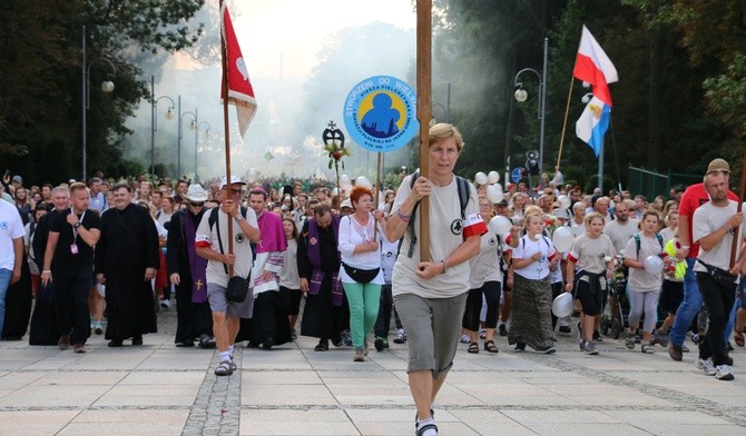 Rzecznik Jasnej Góry: wzrasta liczba pielgrzymów idących pieszo 