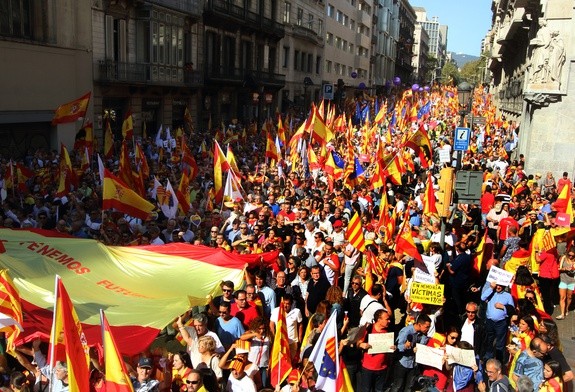 Setki tysięcy osób protestowały w Barcelonie przeciw secesji Katalonii